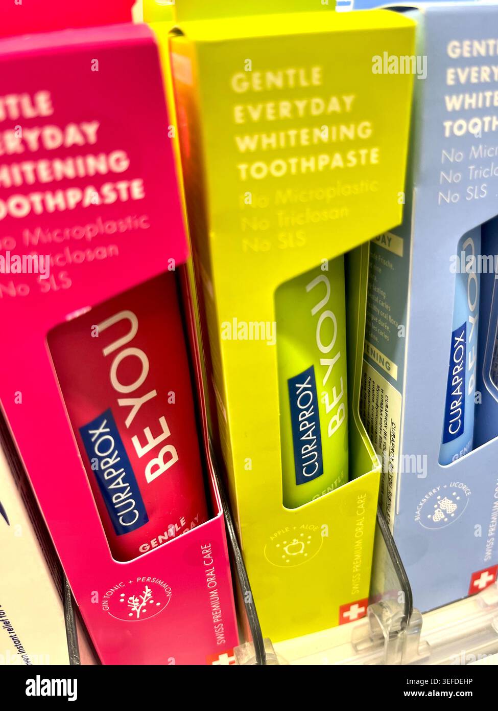 Espositore Be You Curaprox per il negozio di dentifricio Foto Stock