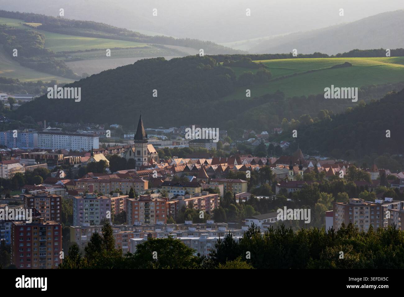 Veduta aerea del centro storico di Bardejov, con la Basilica di San Giles circondata da case dal tetto rosso e colline verdi e ondulate nel Bar Foto Stock