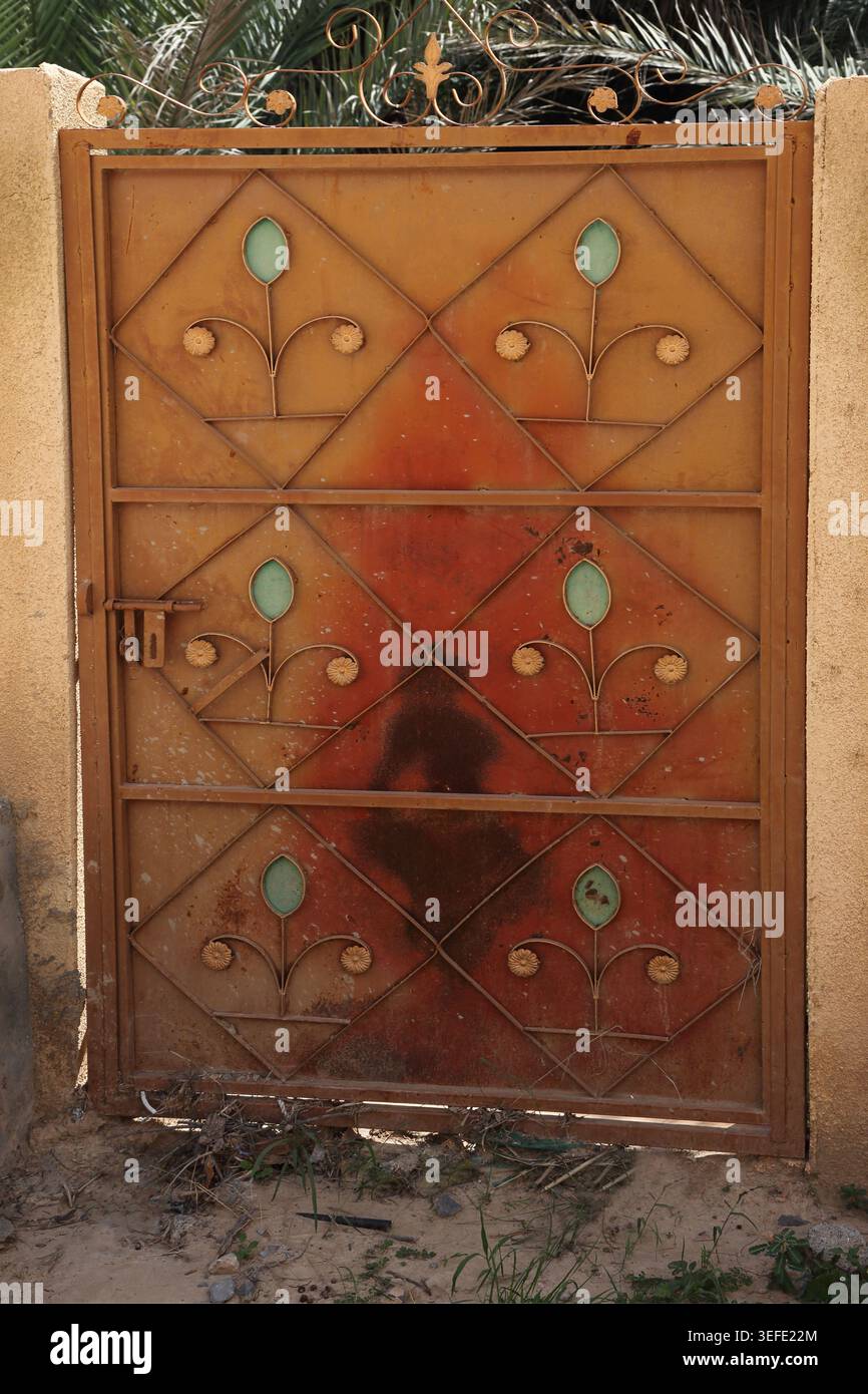 Metal Gate presso il Museo di storia vivente di Bait al Safah e il villaggio abbandonato al Sultanato di al Hamra dell'Oman Foto Stock