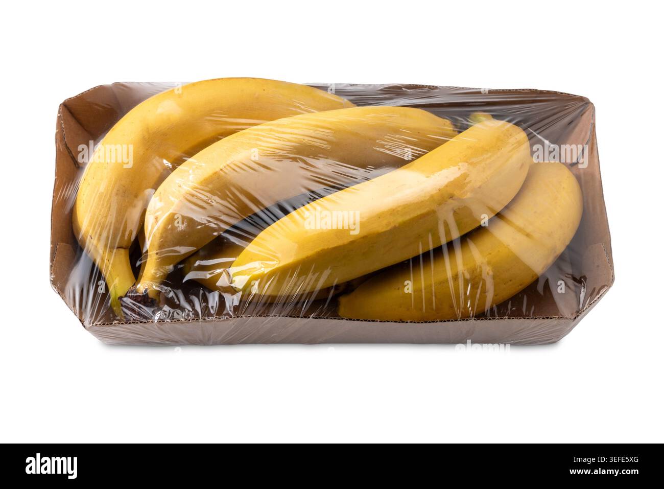 Banane Cavendish fresche confezionate in un vassoio di cartone rivestito con involucro in plastica trasparente, isolato su bianco, percorso di ritaglio Foto Stock
