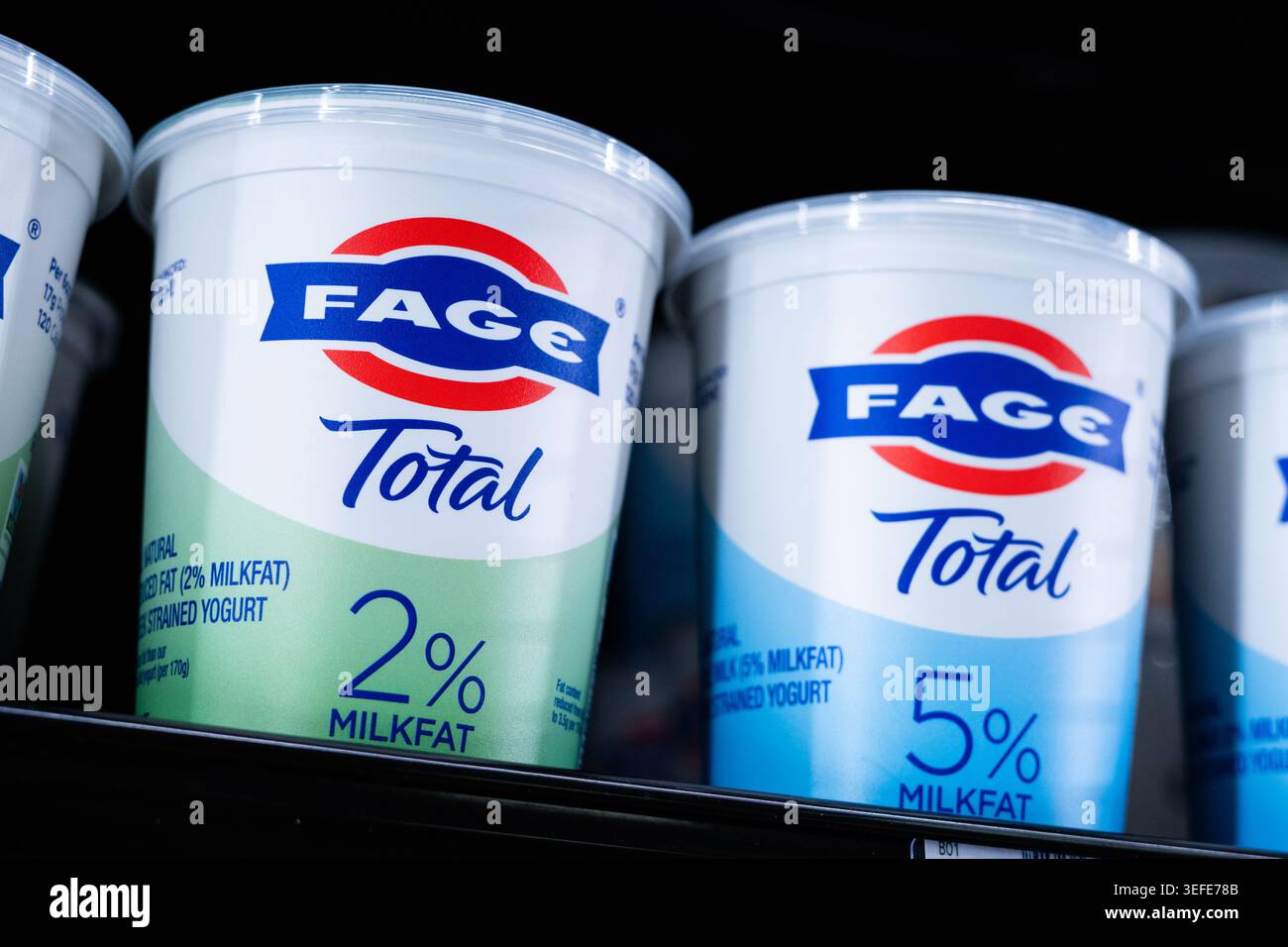 Fage Total Greek yogurt prodotti esposti su Shelf at Grocery Store con Branding and Packaging Foto Stock