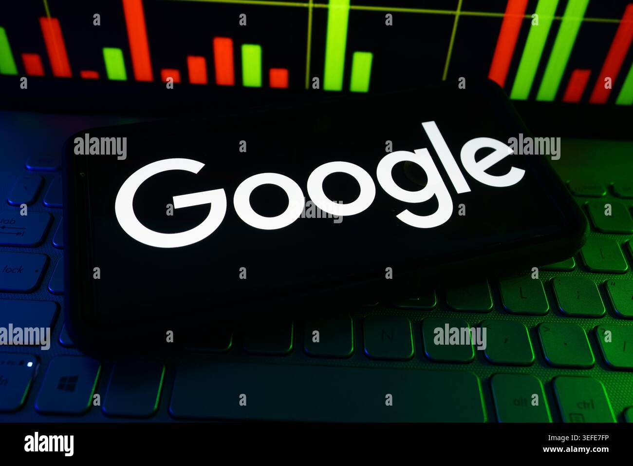 Logo Google Technology Company visualizzato sullo schermo digitale con intelligenza artificiale e background sulle prestazioni del mercato finanziario Foto Stock