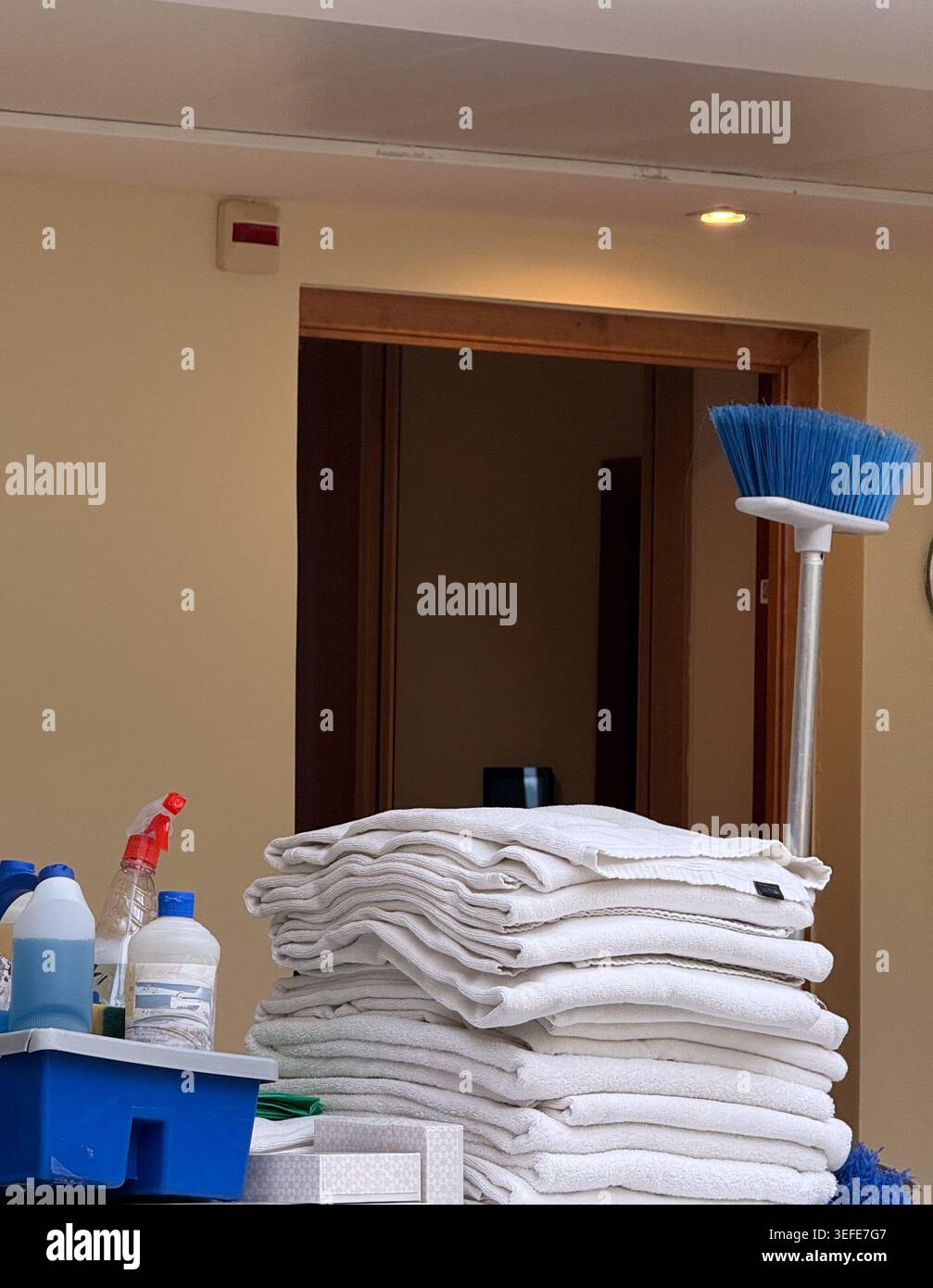 concetto di forniture per la pulizia dell'hotel e asciugamani freschi pronti per il servizio in camera Foto Stock