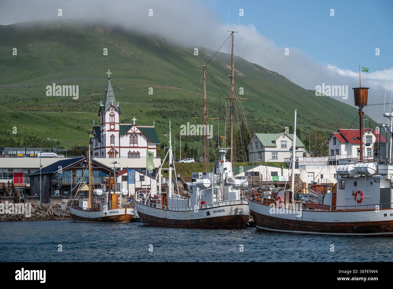 Husavik Islanda 6 luglio. 2025: barche nel porto della città in una giornata estiva di sole Foto Stock