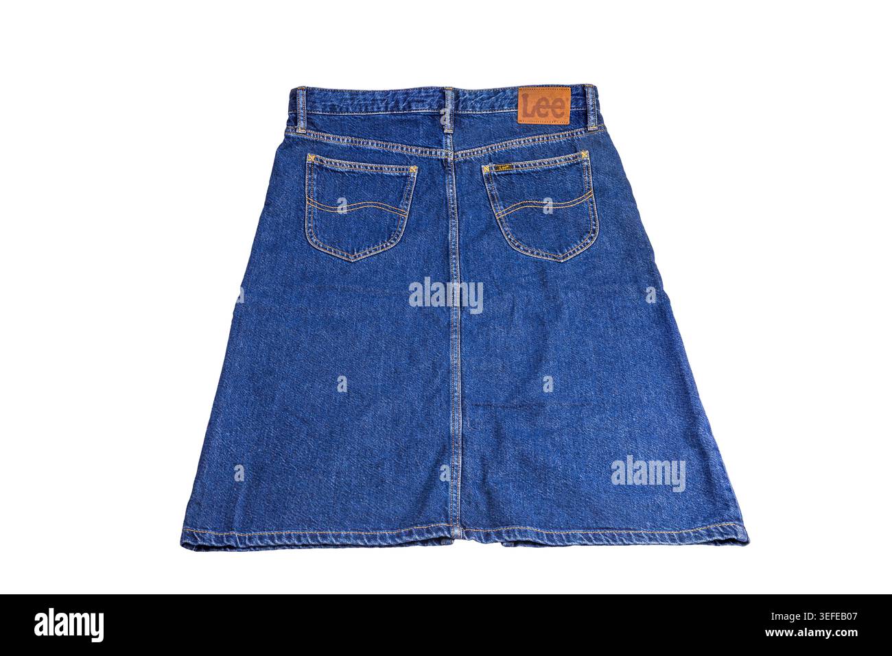 Vista ravvicinata della gonna in denim Lee isolata su sfondo bianco. Svezia. Foto Stock