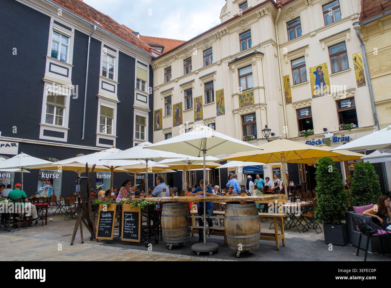 Persone che cenano in una terrazza all'aperto del ristorante Glockenspielplatz a Graz, Austria Foto Stock
