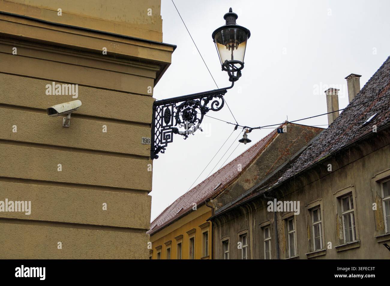 Lampada da strada ornata d'epoca e telecamera di sicurezza su un muro di un edificio nella storica città alta di Zagabria, Croazia Foto Stock