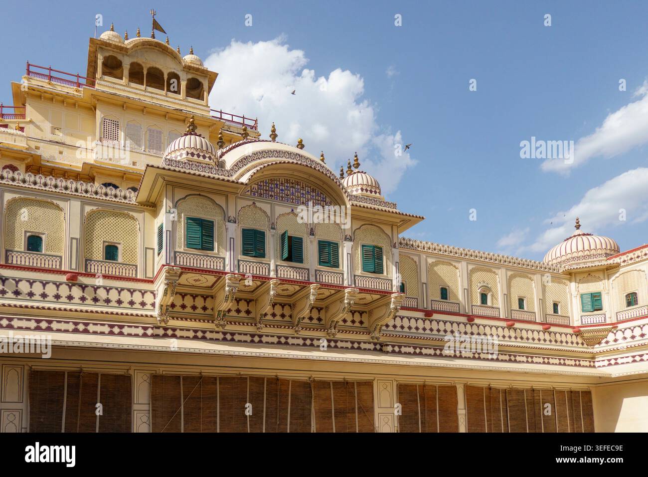 Lo storico Chandra Mahal presenta un'architettura Rajput ornata e chhatris a cupola presso il Palazzo della città di Jaipur, Rajasthan, India Foto Stock