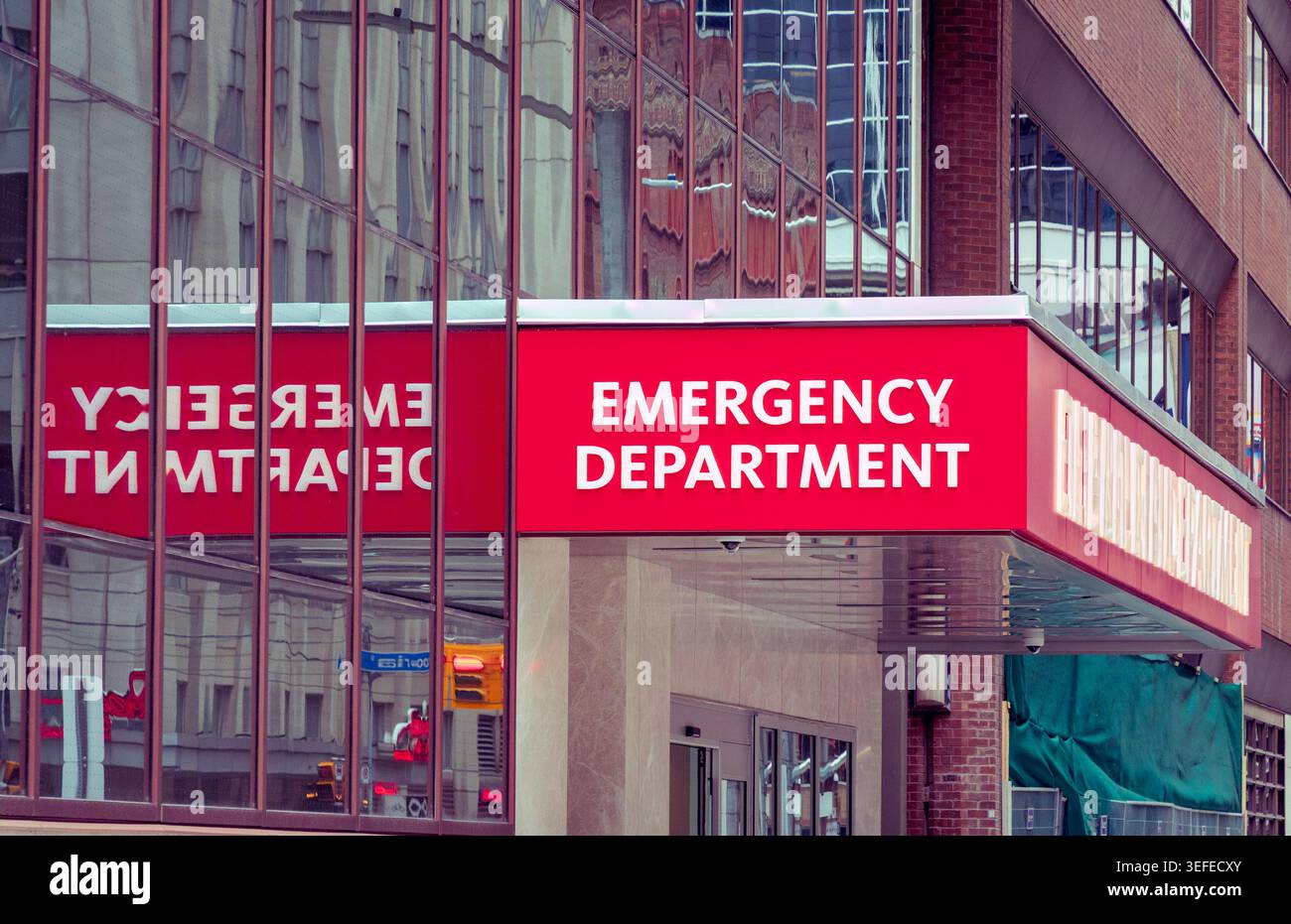 Cartello sopra un ingresso di emergenza dell'ospedale. Foto Stock