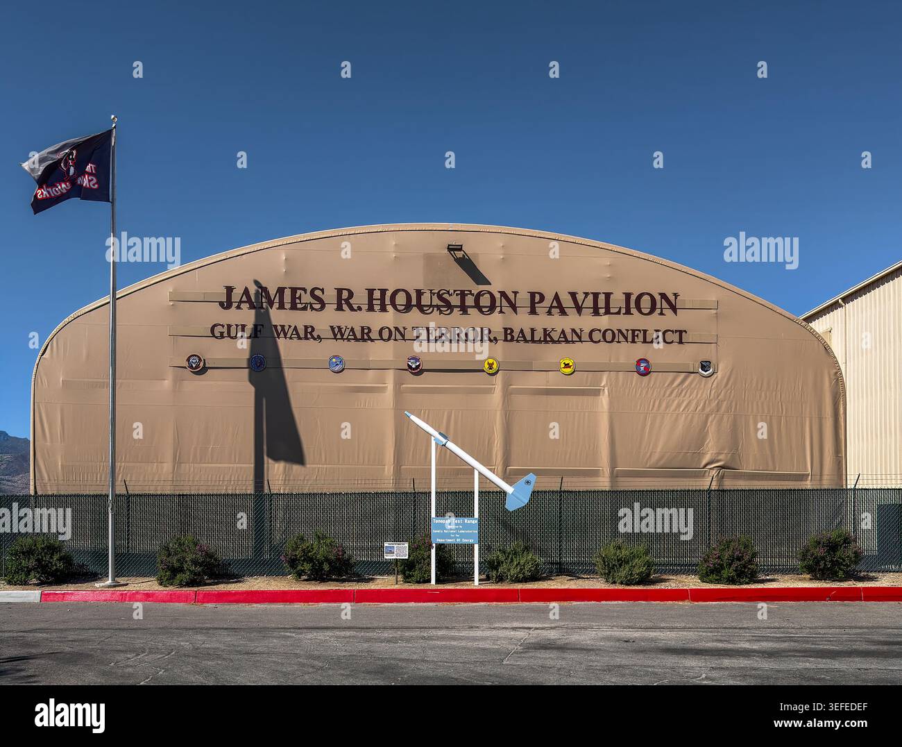 Palm Springs, California, USA - 14 aprile 2026: Air Museum di Palm Springs. James R. Houston Pavilion con oggetti della Guerra del Golfo, della Guerra al terrore e della B. Foto Stock
