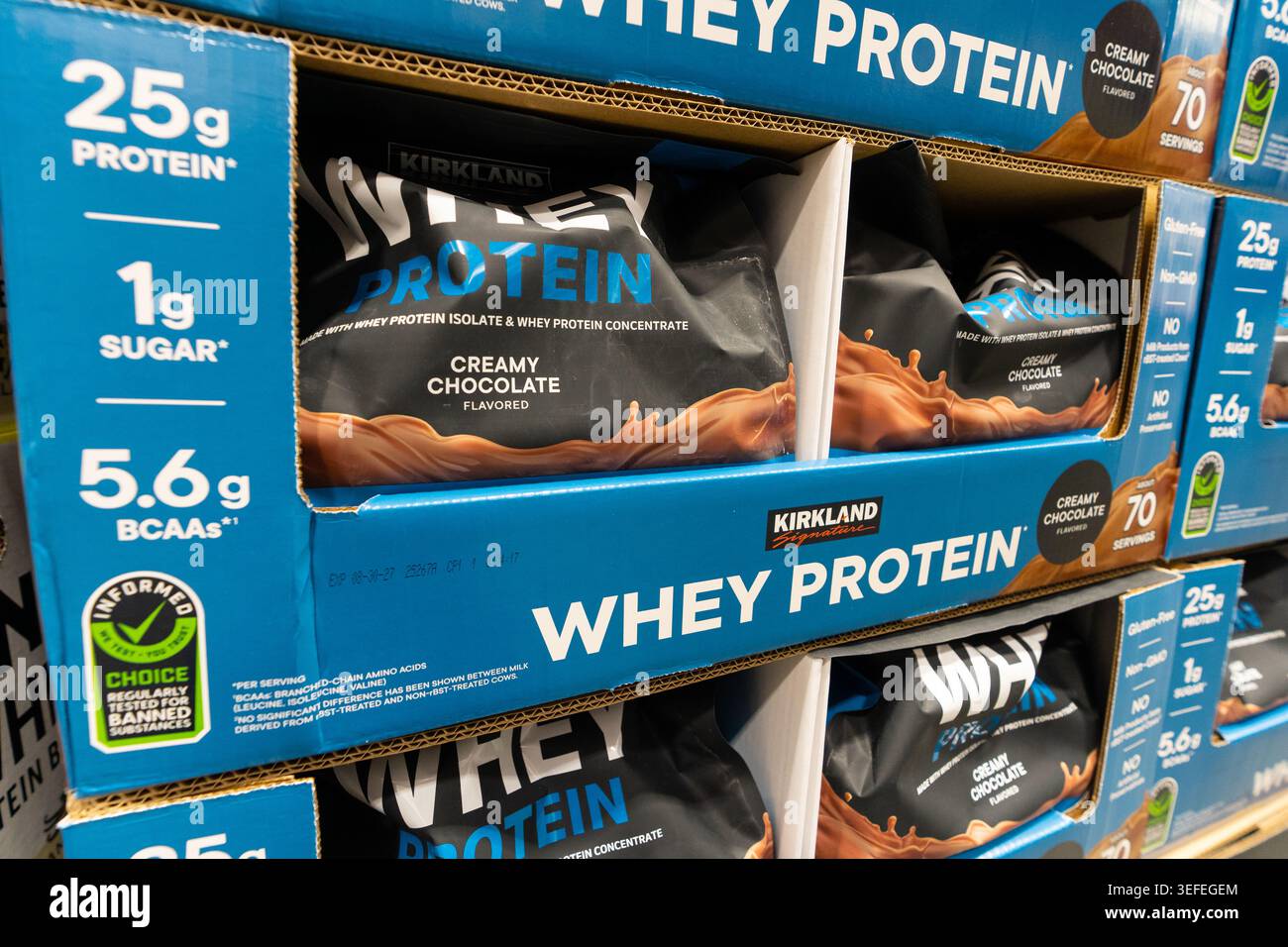 Polvere proteica Kirkland Signature in esposizione sullo scaffale Costco Warehouse Store Foto Stock