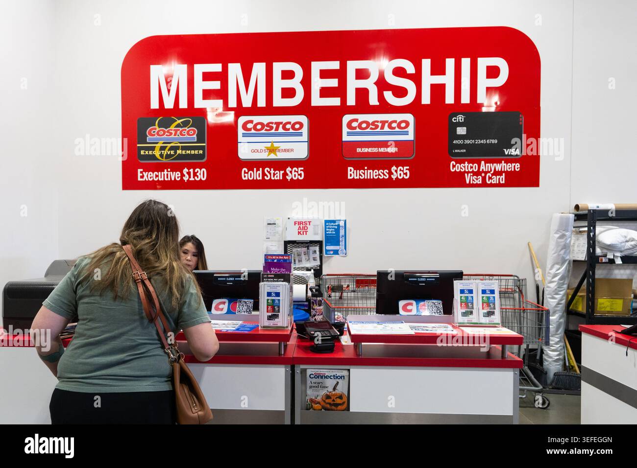 Banco e banco dei servizi per i membri Costco all'ingrosso all'interno del magazzino Foto Stock
