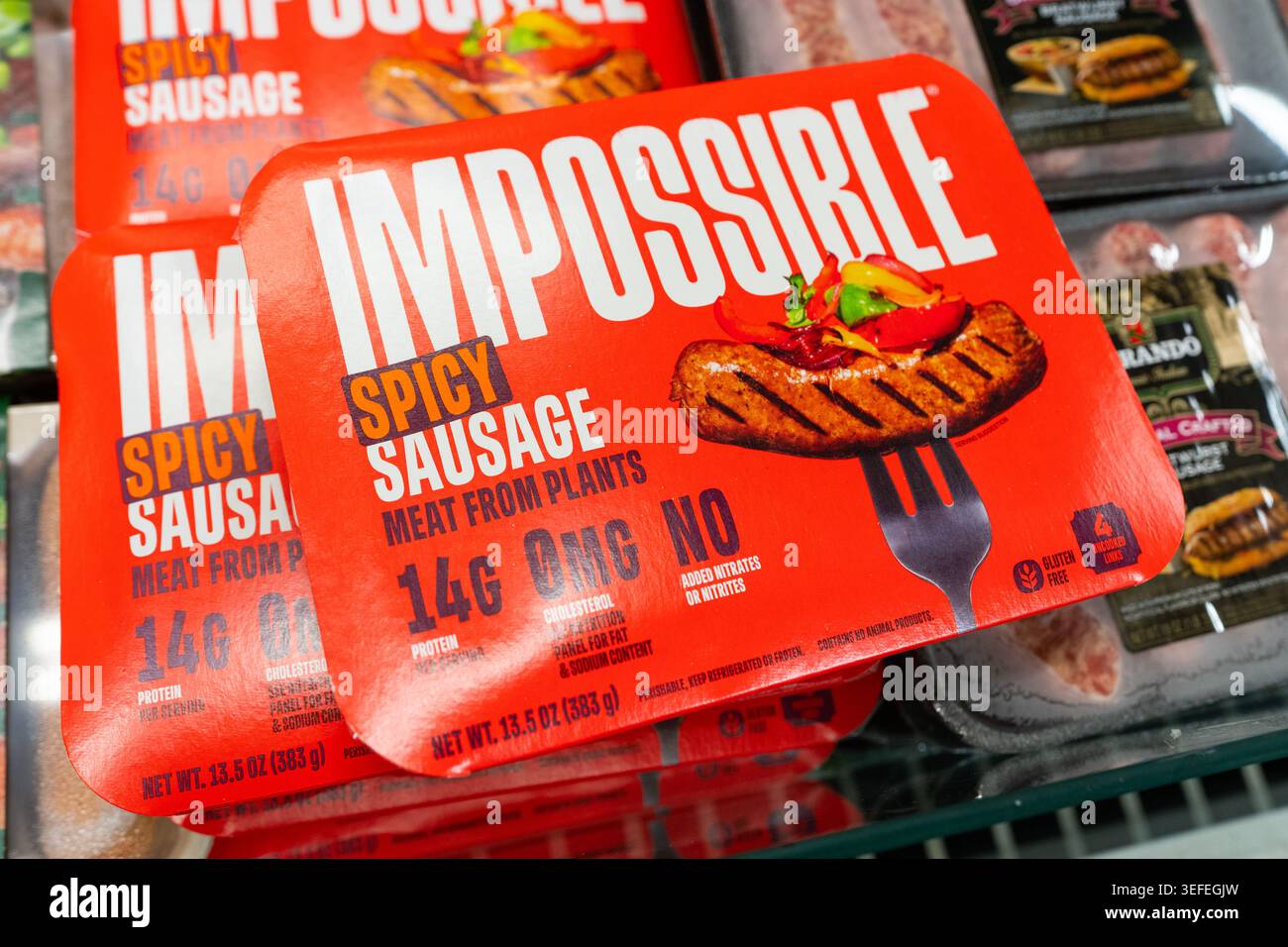 Prodotti a base di carne Impossible Foods Spicy Sausage Plant esposti sullo scaffale del negozio di alimentari con marchio Foto Stock