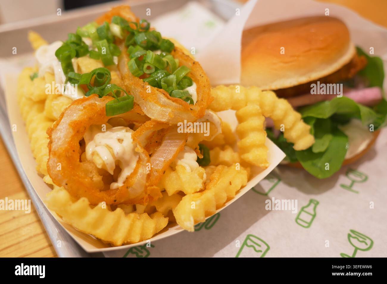 Patatine fritte croccanti e panini serviti su un vassoio in un ristorante Foto Stock