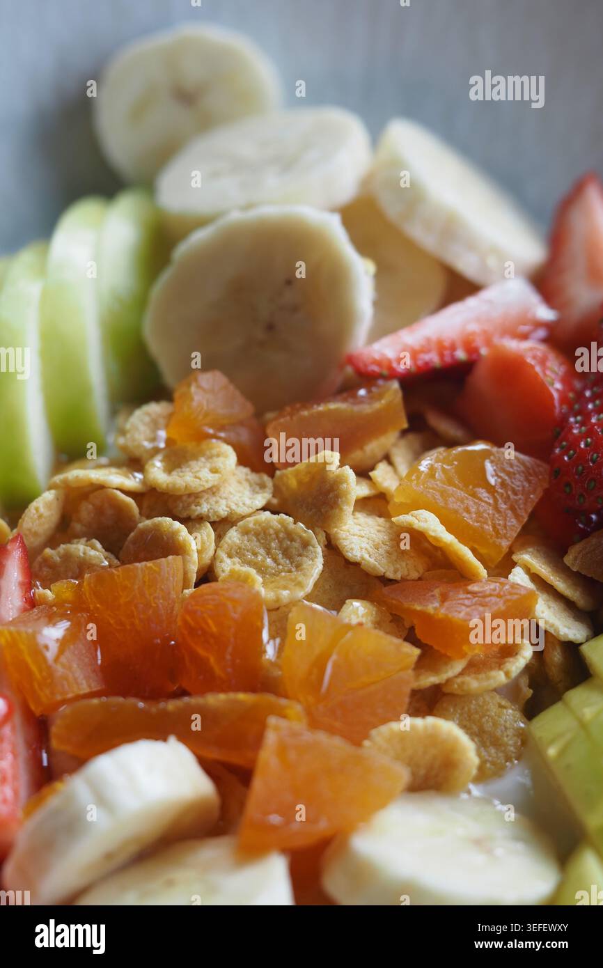 Sana ciotola con frutta e cereali in cucina Foto Stock