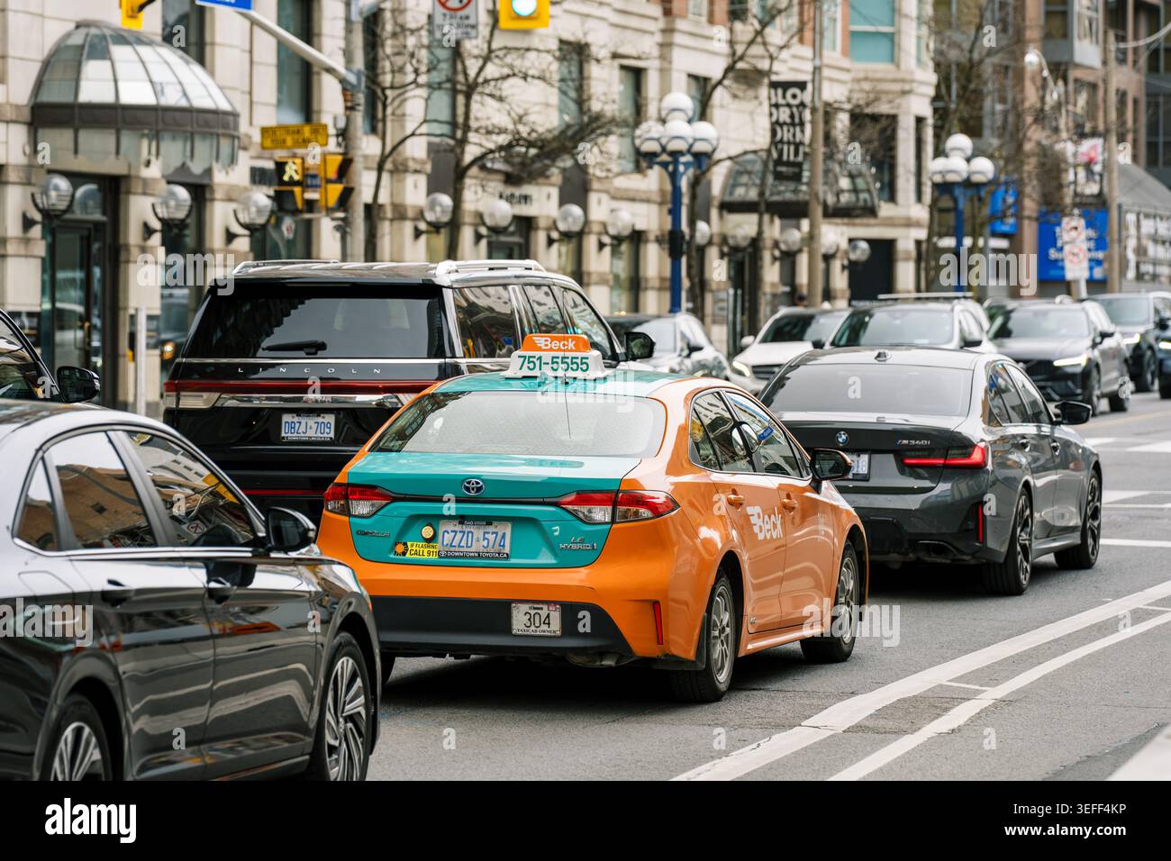 Affollata Toronto Street con Beck taxi e diversi veicoli Foto Stock