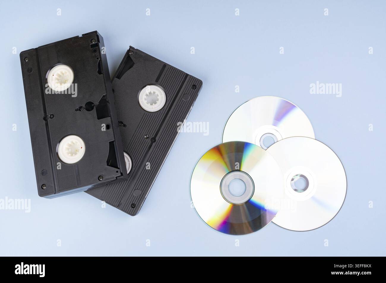 Alcune vecchie cassette VHS e alcuni CD Foto Stock