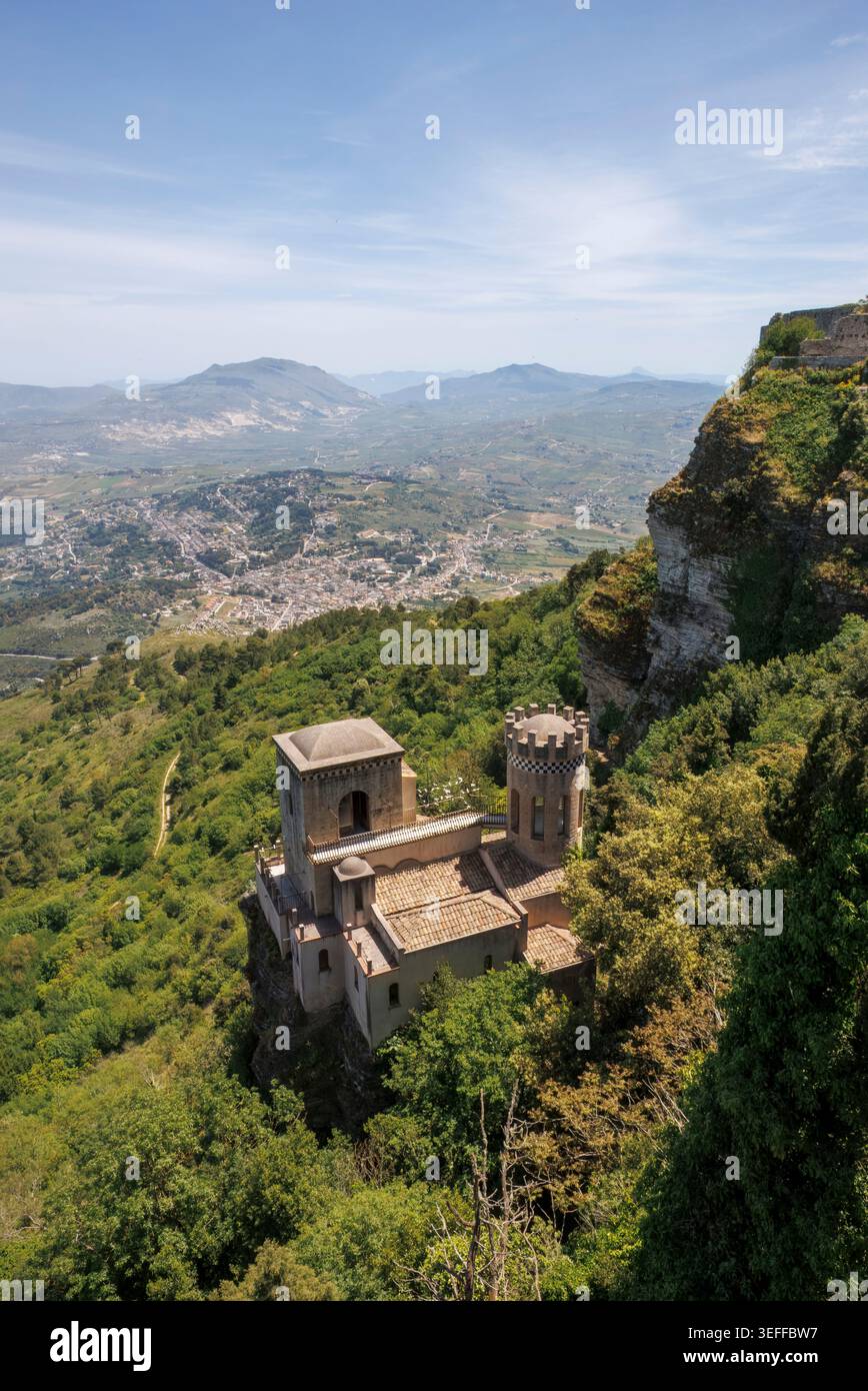 Torretta Pepoli arroccata sulle scogliere di Erice, Sicilia, un gioiello medievale che domina la lussureggiante valle trapanese sottostante Foto Stock