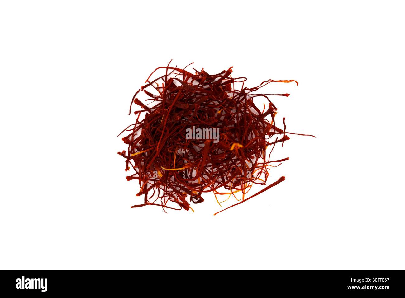 Primo piano di alta qualità di filetti di zafferano di prima qualità, colore rosso intenso, isolati su bianco. Ideale per fotografia di cibo, branding benessere, confezioni di spezie, a. Foto Stock