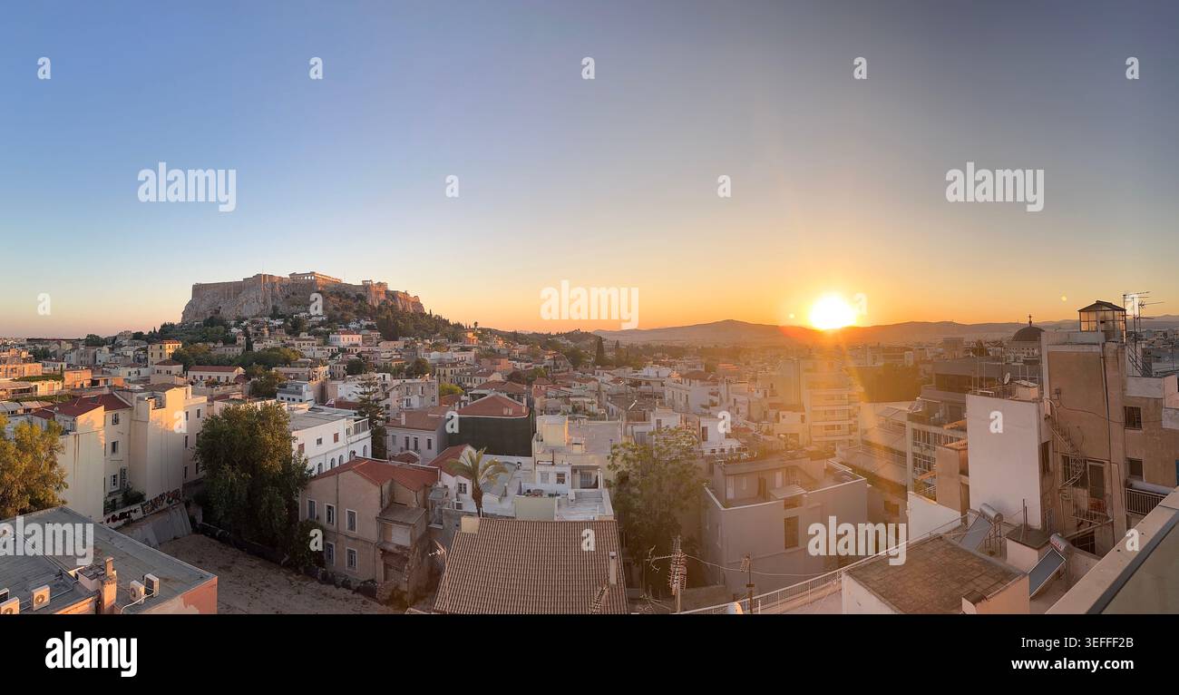 Vista panoramica di Atene e dell'Acropoli al tramonto con fotocamera iphone - Immagine stock catturata con smartphone