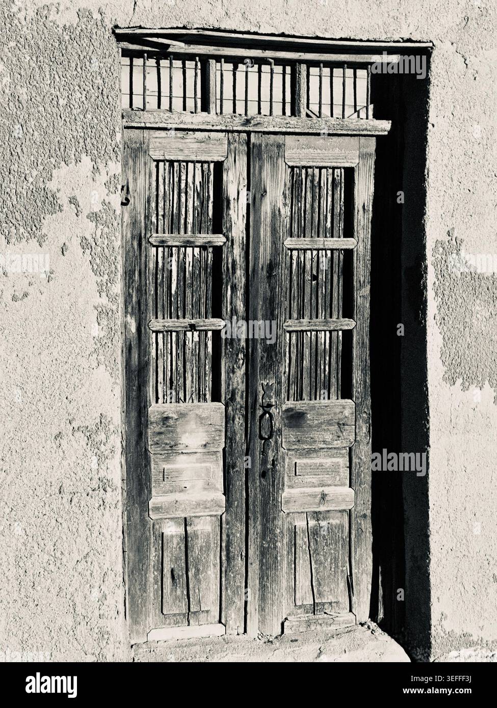 Vecchia porta d'ingresso in legno in bianco e nero - Immagine stock catturata con smartphone