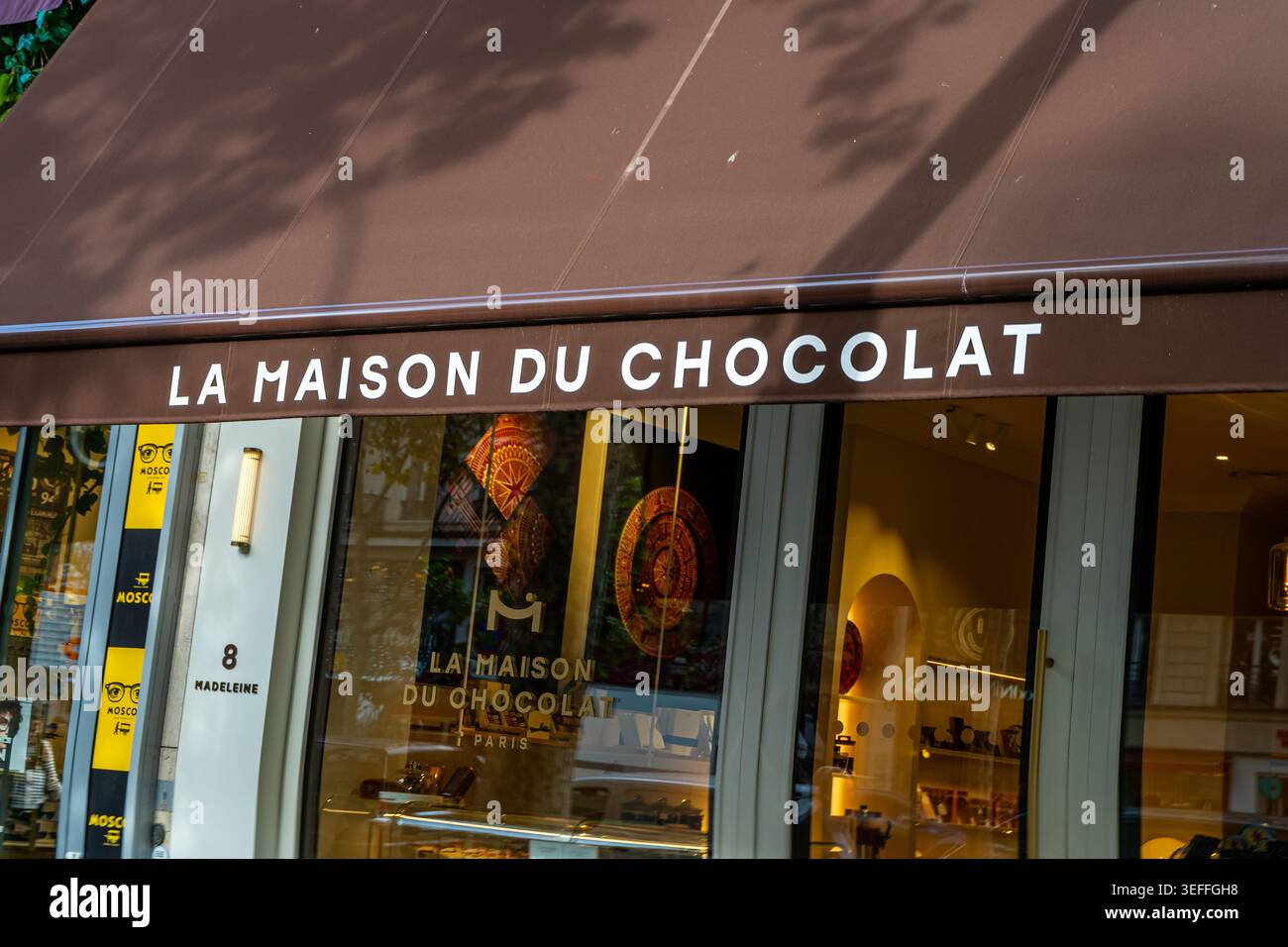 Vetrina della Maison du Chocolat Paris. La strada vecchia di Parigi, la casa francese del centro turistico. Viaggi in Francia. Architettura degli edifici. Parigi, Francia - 29 ottobre 2025 Foto Stock