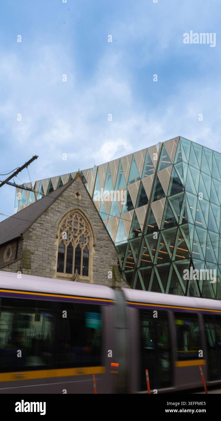 Chiesa di fronte all'ufficio con Luas in auto Foto Stock