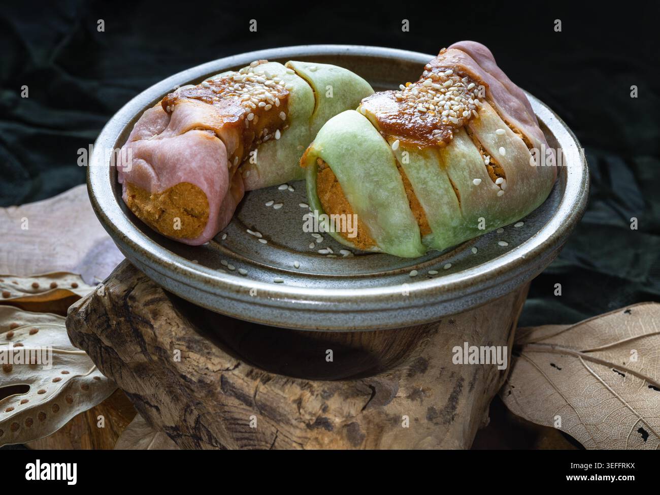 Sperimentate una vibrante armonia di sapori con i nostri panini lavorati a mano in tre colori. Ogni panino è abbondantemente ripieno con filo interdentale di pollo ricco di umami Foto Stock