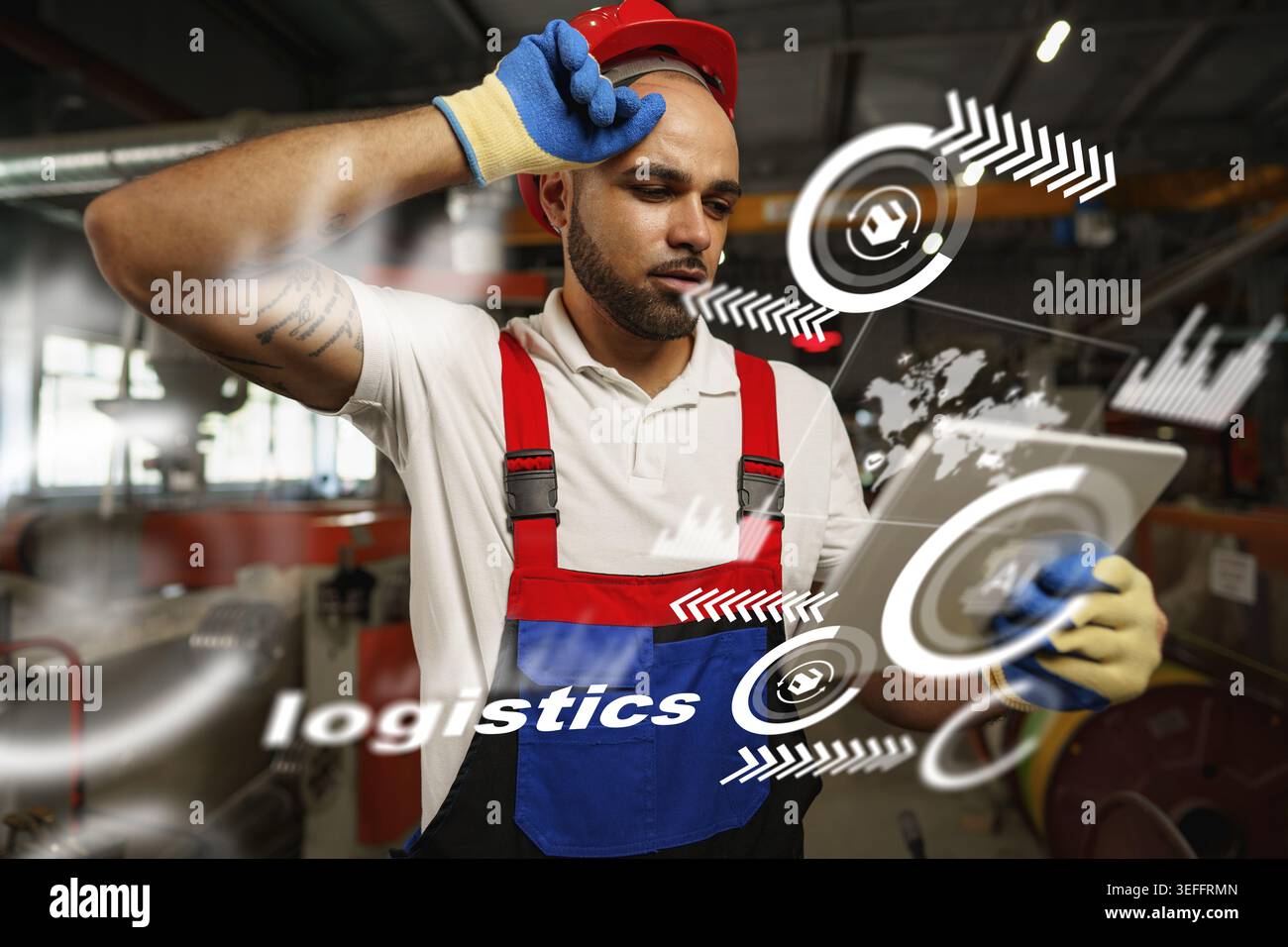Il lavoratore interagisce con il tablet nel centro logistico durante il giorno Foto Stock