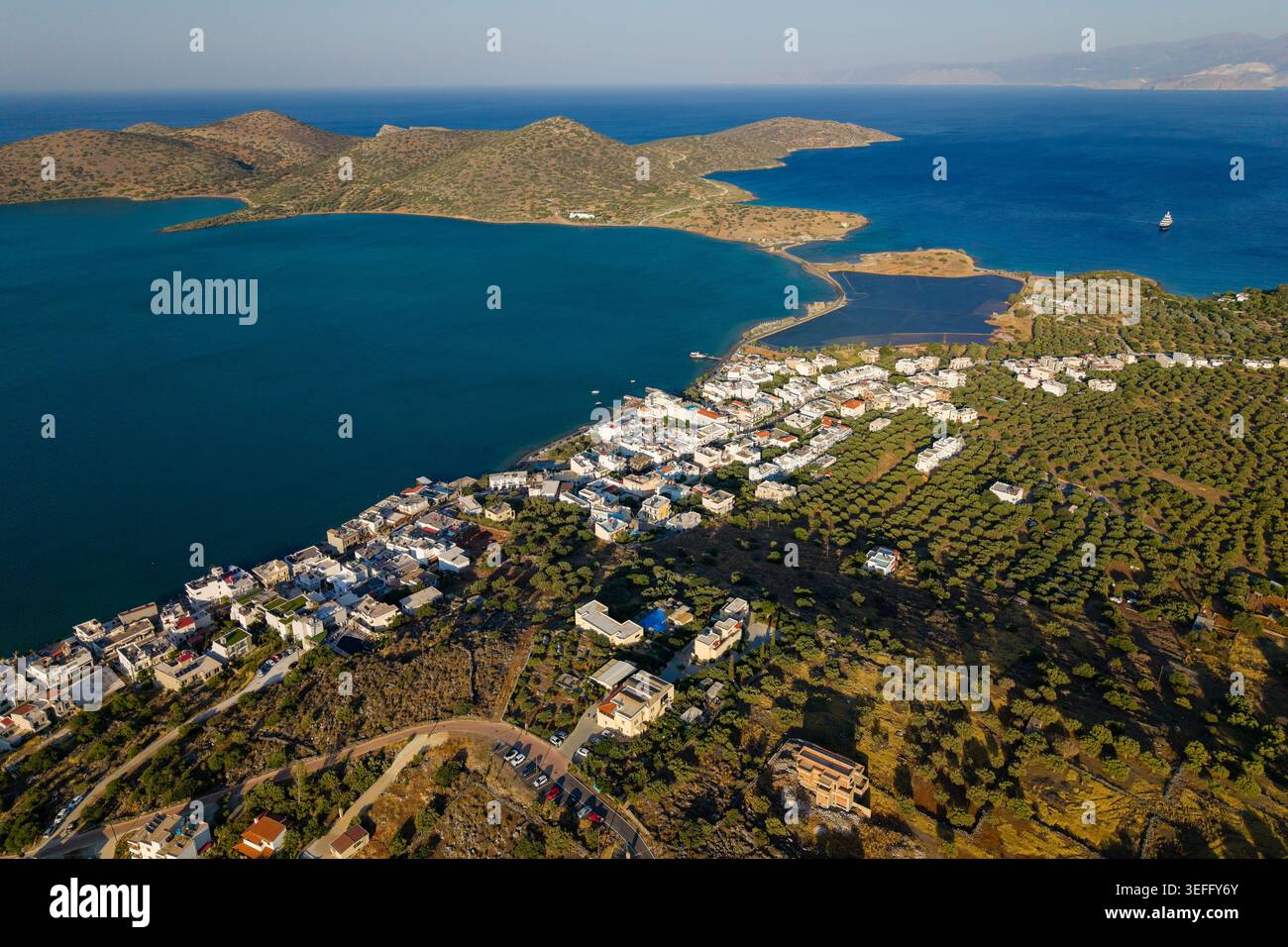 Vista ad alto angolo delle acque turchesi e delle colline nella popolare località turistica di Elounda Foto Stock