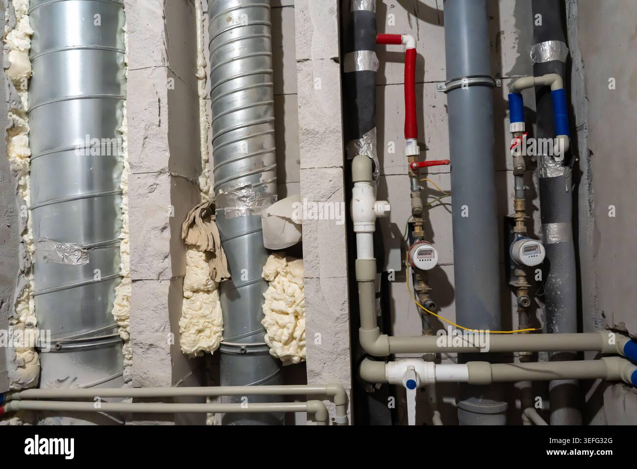 Unità di misura dell'approvvigionamento idrico e tubi fognari nel moderno cantiere di appartamenti. Installazione professionale di tubi di servizio con ventilazione Foto Stock