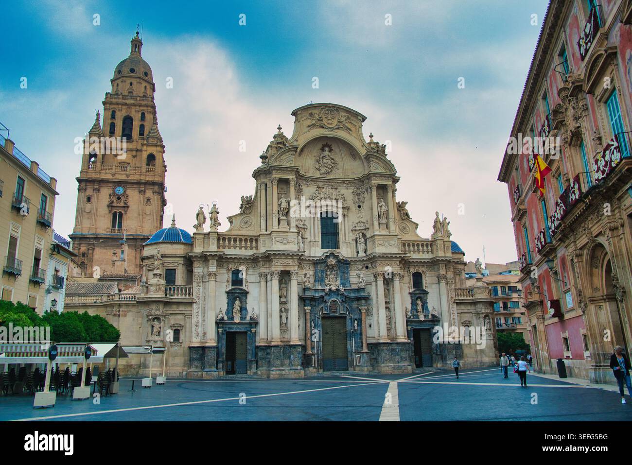 L'imponente cattedrale di Murcia si erge maestosamente Foto Stock