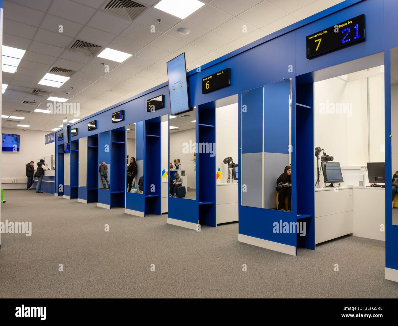 Varsavia, Polonia - 13 aprile 2026: L'ufficio Ucraina Passport Services presenta un layout moderno con banchi di servizio professionali e code elettroniche Foto Stock