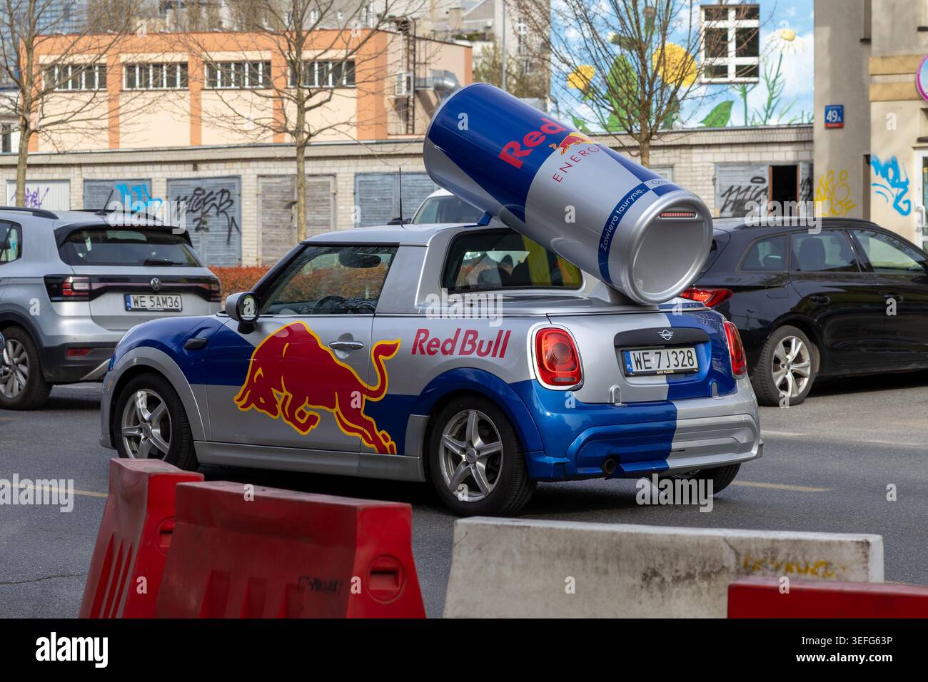 Varsavia, Polonia - 13 aprile 2026: La mini-car a marchio Red Bull è dotata di una gigantesca replica della bevanda energetica montata sul tetto per mostrare l'astuto guerri Foto Stock