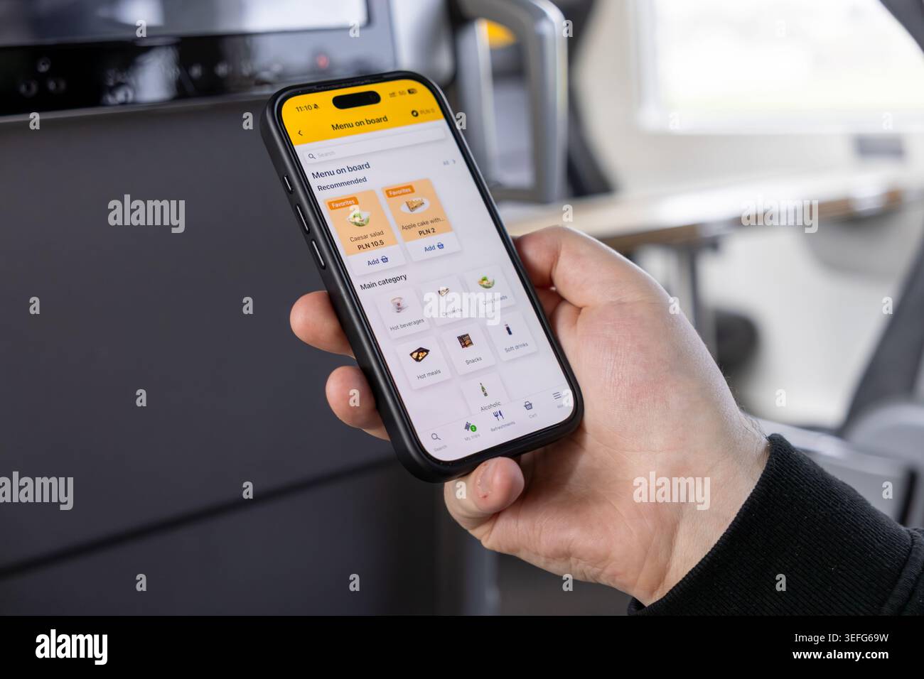 Poznan, Polonia - 13 aprile 2026: L'app RegioJet viene visualizzata sullo schermo di uno smartphone per selezionare cibo e bevande, migliorando l'esperienza di viaggio Foto Stock