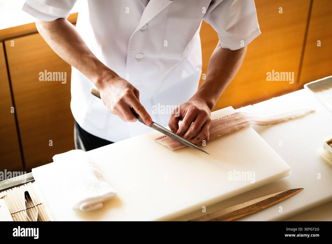 Sushi chef che prepara il pesce al bancone, Ajiroya, Hiroshima Foto Stock