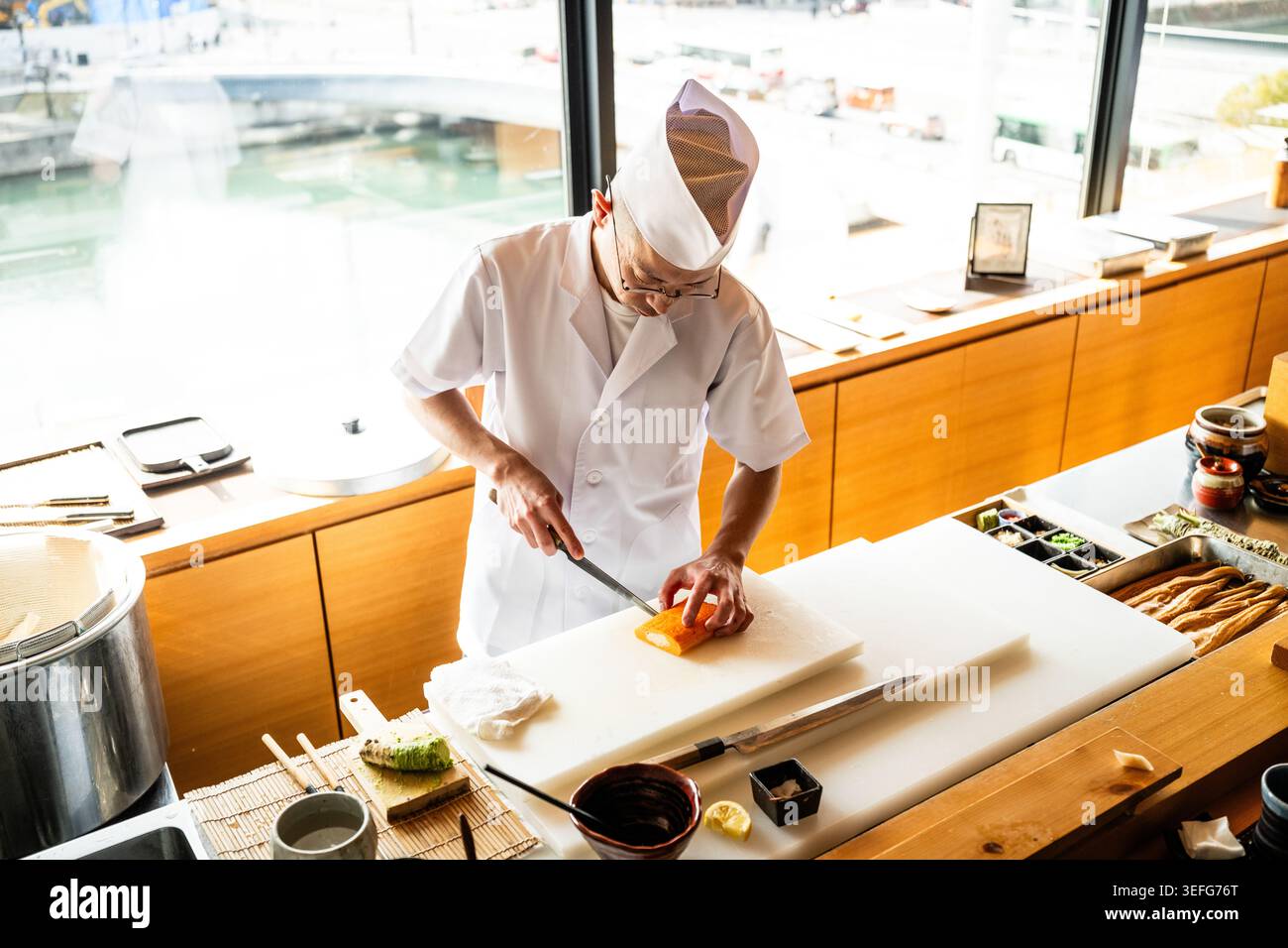 Il sushi chef Takahiro Ikebuchi affetta tamagoyaki, Ajiroya, Hiroshima Foto Stock