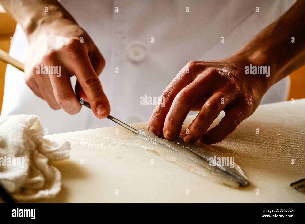 Preparare il pesce al banco del sushi, Ajiroya, Hiroshima Foto Stock