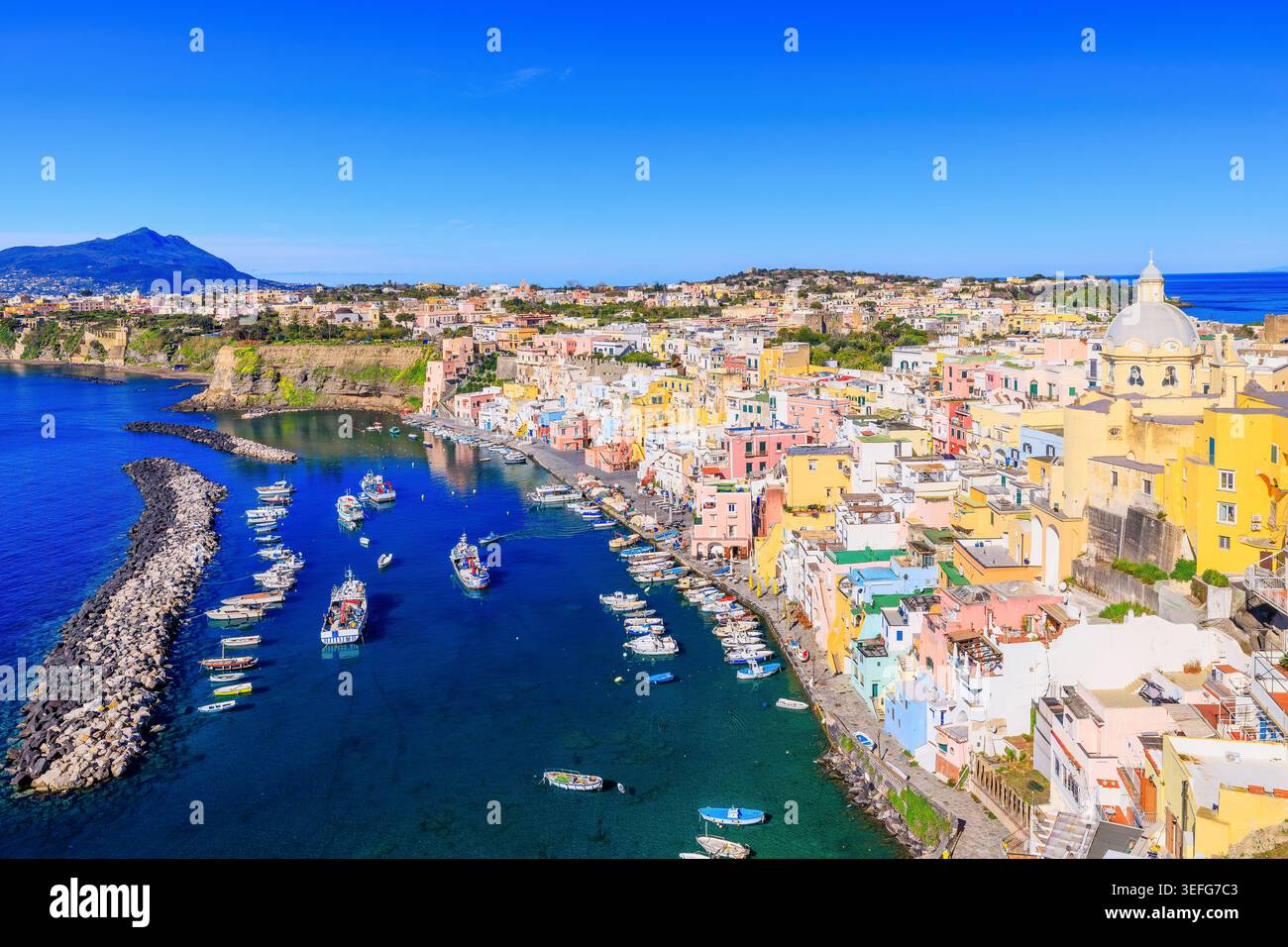 Corricella, il villaggio di pescatori. L'isola di Procida al largo della costa di Napoli, Italia. Foto Stock