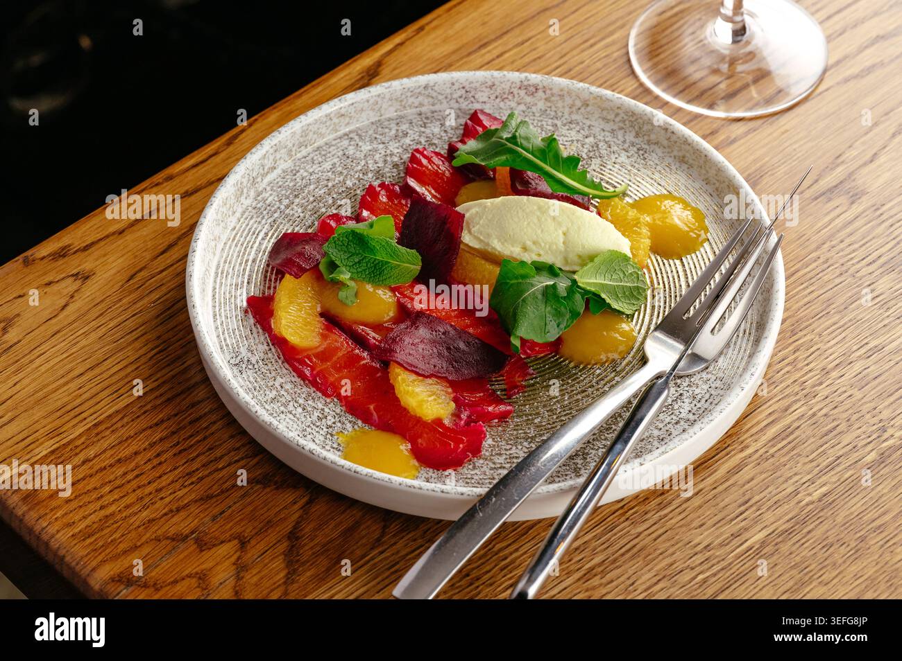 Elegante insalata di barbabietole e arancia con erbe fresche Foto Stock