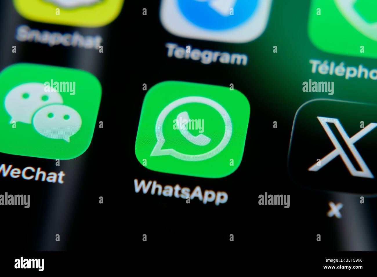 Parigi, Francia - 14 maggio 2026: Schermo dello smartphone che mostra l'icona di WhatsApp accanto a WeChat, Snapchat, Telegram e X.. Foto Stock