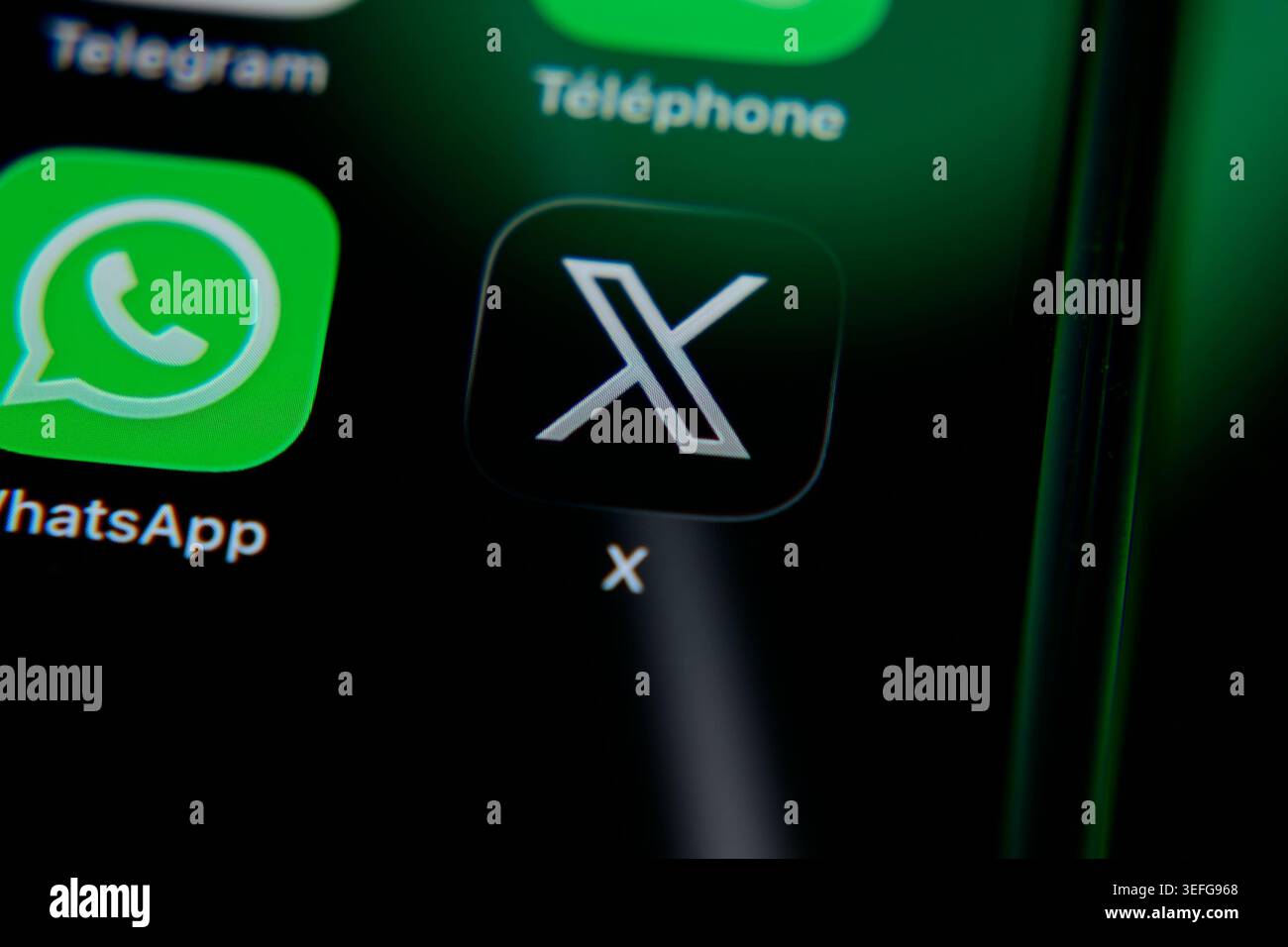 Parigi, Francia - 14 maggio 2026: Primo piano dell'icona dell'app X, precedentemente Twitter, visualizzata sullo schermo di uno smartphone insieme a WhatsApp e Telegram. Foto Stock