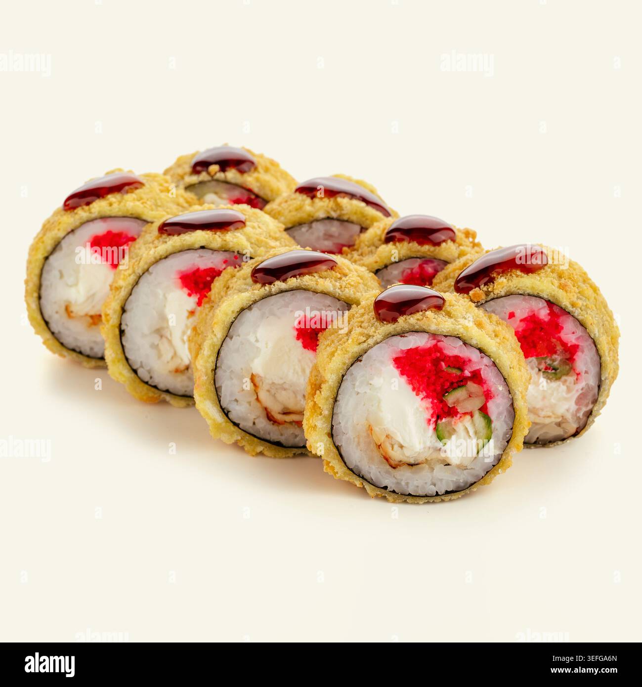 Primo piano di involtini di sushi tempura fritti con salsa Foto Stock