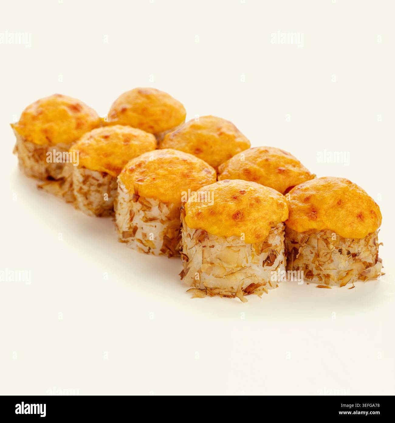 Set di deliziosi sushi panini al forno su sfondo bianco Foto Stock