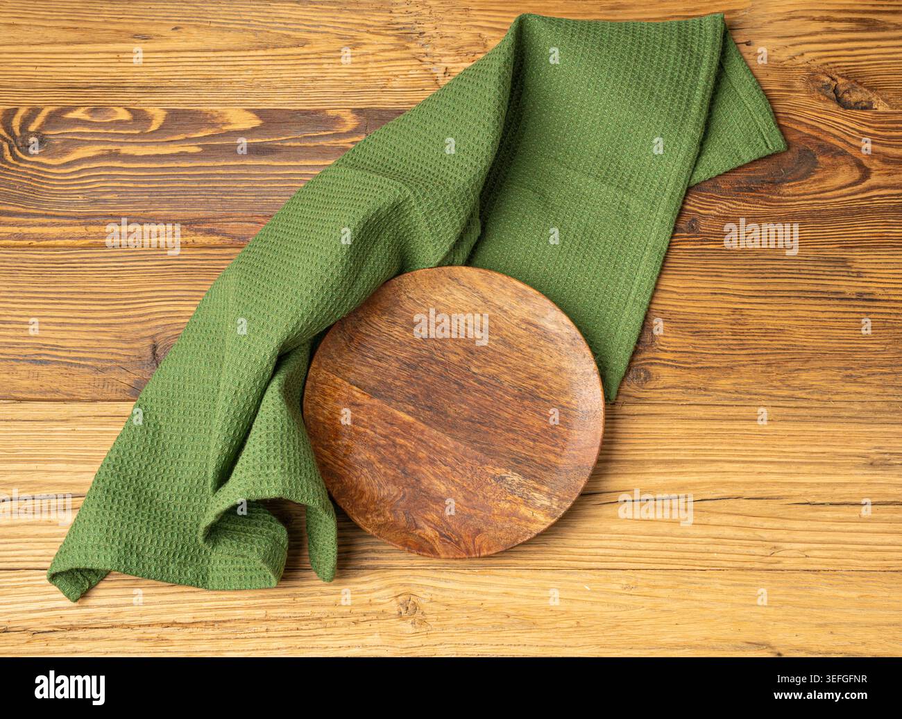 Placca vuota su tavolo in legno vista dall'alto con spazio per copiare il testo, tovagliolo rustico da cucina con tovagliolo verde, placca ecologica su tessuto tovagliolo Foto Stock