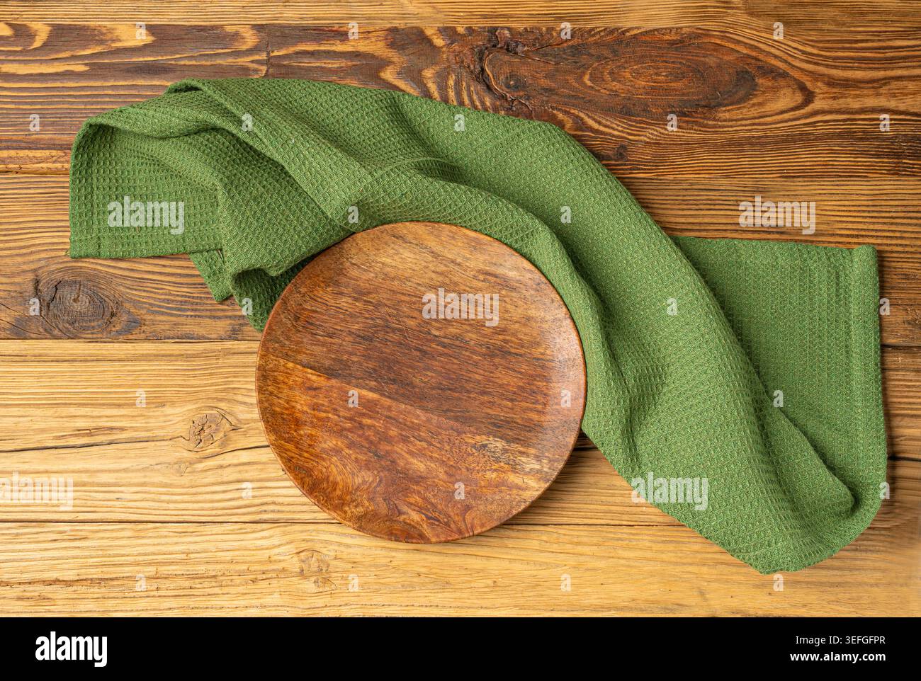 Placca vuota su tavolo in legno vista dall'alto con spazio per copiare il testo, tovagliolo rustico da cucina con tovagliolo verde, placca ecologica su tessuto tovagliolo Foto Stock