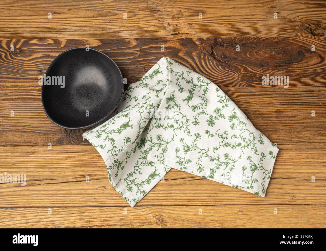 Mockup ciotola vuota, piatto nero su tavolo in legno vista dall'alto con spazio per copiare il testo, camicia da cucina rustica, ciotola vuota con tovagliolo in tessuto Foto Stock