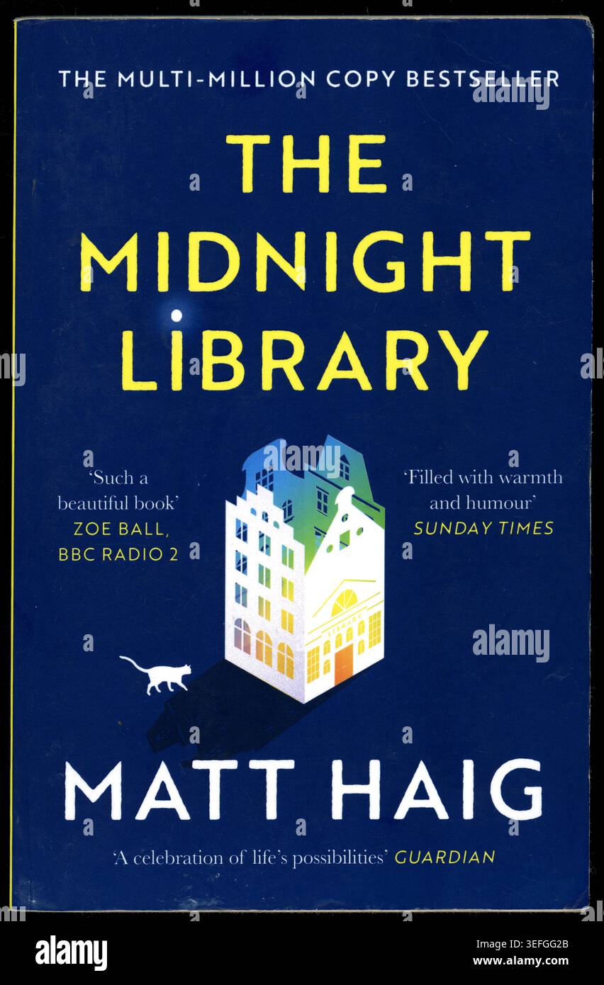 Copertina anteriore di un libro tascabile, "The Midnight Library", romanzo di successo dell'autore britannico Matt Haig, pubblicato nel 2020, film, questa edizione 2021, Regno Unito. Foto Stock