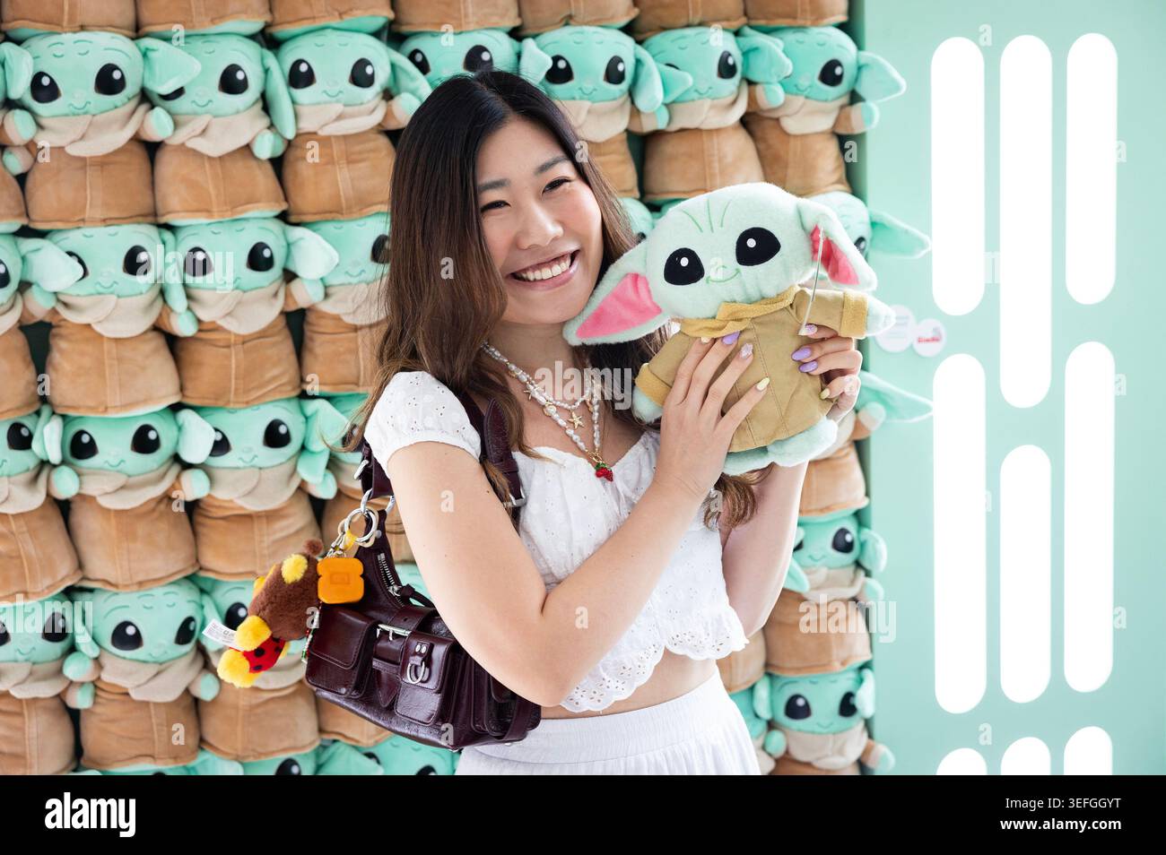 EDITORIALE USA SOLO Reiko Chow visita il Grogu Cafe, un pop-up a Londra per un periodo limitato, lanciato per celebrare l'uscita del nuovo film Star Wars: The Mandalorian and Grogu. Data foto: Venerdì 15 maggio 2026. Foto Stock