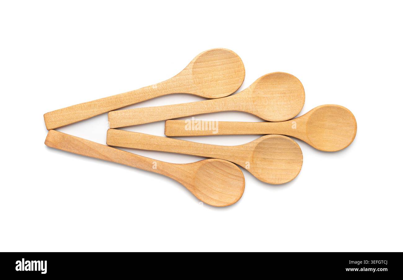 Cucchiaio in legno isolato, cucchiai in legno nuovi, scaletta piccola, accessorio cucina vintage, cucchiai in legno retrò su sfondo bianco Foto Stock
